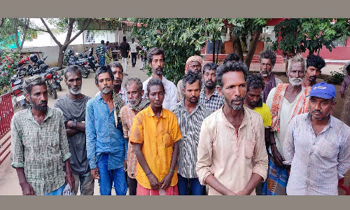 பரதேசி பட பாணியில் கொத்தடிமைகளாக இருந்த 30 தொழிலாளர்கள் மீட்பு