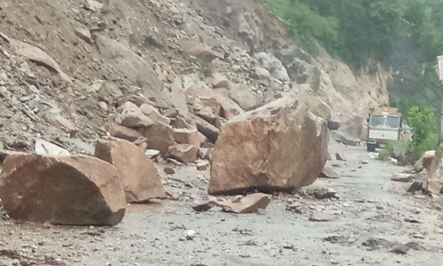 இமாச்சலப் பிரதேசம் குலு மாவட்டத்தில் நிலச்சரிவு- சாலை துண்டிப்பால் மக்கள் அவதி