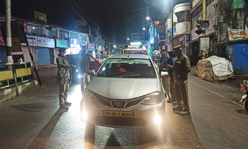 கலெக்டருக்கு வெடிகுண்டு மிரட்டல்- நீலகிரியில் விடிய, விடிய வாகன சோதனை