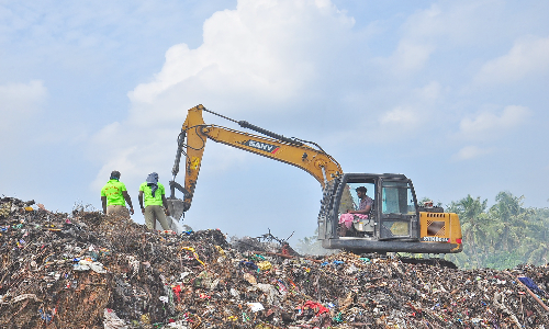 வலம்புரிவிளை குப்பை கிடங்கில் 2-வது நாளாக தீயை அணைக்கும் பணி தீவிரம் - புகை மண்டலங்களால் பொதுமக்கள் அவதி