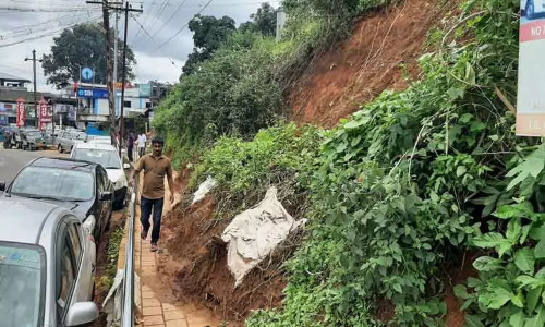 கூடலூரில் மழையால் ஏற்பட்ட மண்சரிவை அகற்றாததால் பொதுமக்கள் அவதி