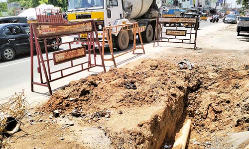 திண்டுக்கல் அருகே உயிர்பலி வாங்க காத்திருக்கும் ஆபத்தான பள்ளம்