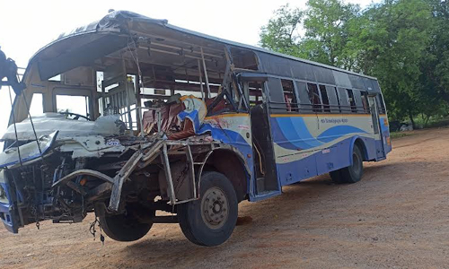 மயிலம் அருகே விபத்து லாரி மீது அரசு பஸ் மோதல்- கண்டக்டர் பலி