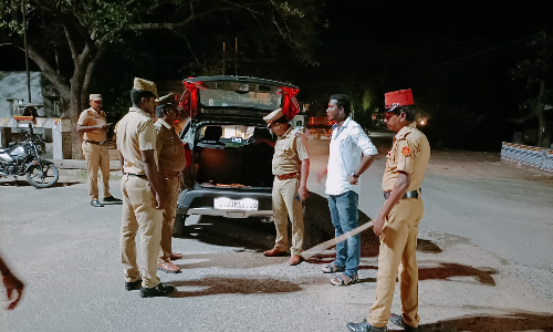 பாகூர் எல்லையில் போலீசார் வாகன சோதனை