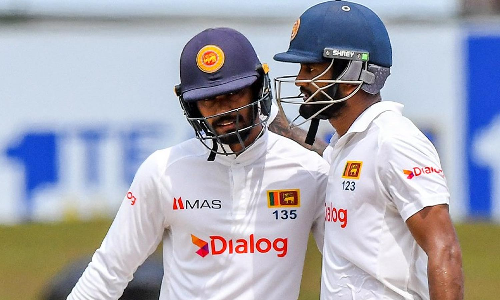 பாகிஸ்தானுக்கு இமாலய இலக்கை நிர்ணயித்தது இலங்கை அணி