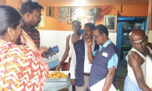 கடைகளில் உணவு பாதுகாப்பு அதிகாரிகள் சோதனை