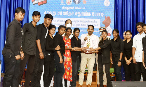 செஸ் போட்டியில் வெற்றி பெற்ற மாணவர்களுக்கு பரிசு