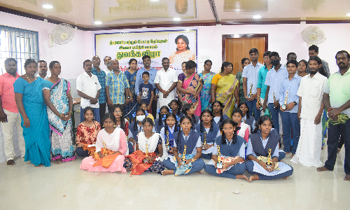 அரசு பள்ளி மாணவர்களுக்கு பரிசு விழா-அங்காளன் எம்.எல்.ஏ. வழங்கினார்