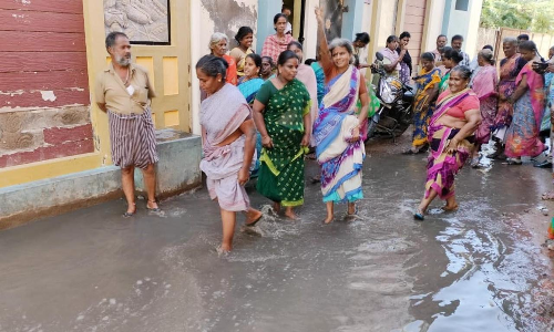 வீடுகளை சாக்கடை நீர் சூழ்ந்தது