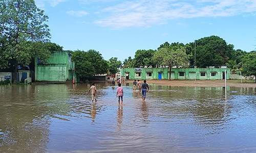 திட்டக்குடி பகுதியில் மழை அரசு பள்ளியில் தண்ணீர் தேங்கியதால் மாணவர்கள் அவதி