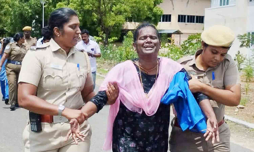 விருதுநகர் கலெக்டர் அலுவலகத்தில் மகள்களுடன் பெண் தீக்குளிக்க முயற்சி