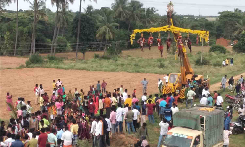 பத்தலபள்ளி முருகன் கோவிலில்  பக்தர்கள் பறவை காவடி எடுத்து வந்து நேர்த்தி கடன்