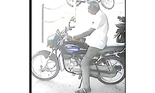 மோட்டார் சைக்கிளை திருடி கொண்டு முதியவர் தப்பி ஓட்டம்