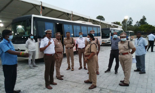 செஸ் ஒலிம்பியாட்போட்டி நடைபெறும் அரங்கத்துக்கு வீரர்களை அழைத்துவரும் சிறப்பு பஸ்சை இயக்கி போலீசார் சோதனை