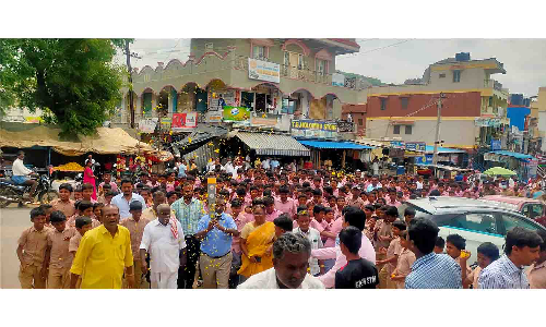 சூளகிரிக்கு வருகை தந்த  செஸ் ஒலிம்பியாட் ஜோதிக்கு மாணவர்கள் மலர் தூவி உற்சாக வரவேற்பு