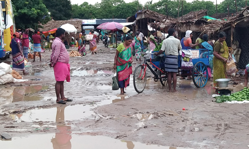 கடலூரில் தொடர் மழை: சேறும் சகதியுமாக மாறிய தற்காலிக உழவர் சந்தை