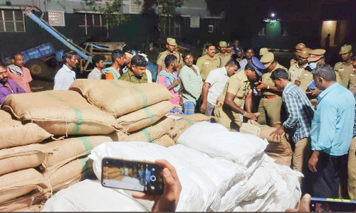 லாரியில் கடத்திவரப்பட்ட ரூ.25 லட்சம் குட்கா பறிமுதல்