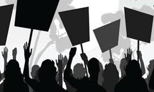 போலீஸ் இன்ஸ்பெக்டரை பணி செய்ய விடாமல் தடுத்து மறியலில் ஈடுபட முயற்சி