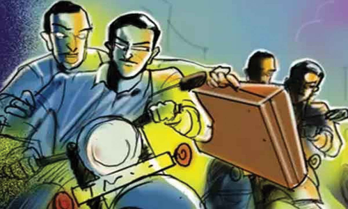 நிதி நிறுவன ஊழியரிடம் ரூ.93 ஆயிரம் பறிப்பு