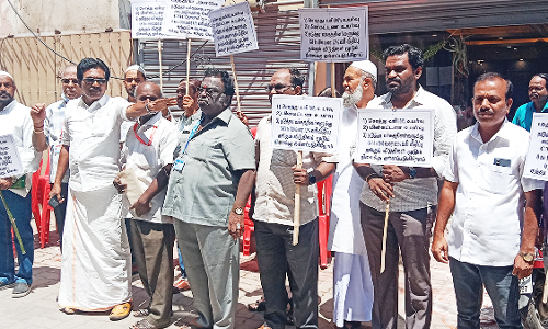 வேலூர் காந்தி ரோட்டில் தங்கும் விடுதி உரிமையாளர்கள் ஆர்ப்பாட்டம்