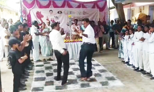 செஸ் ஒலிம்பியாட் போட்டி ஜோதியை நடனம் ஆடி வரவேற்ற தாசில்தார்