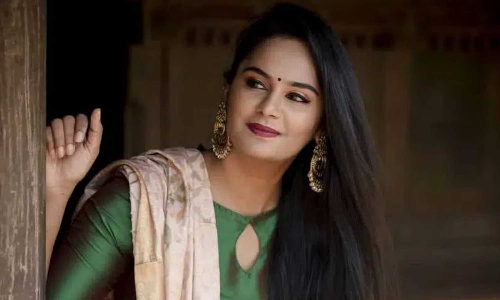 நடிகை லட்சுமி பிரியா சந்திரமெளலிக்கு யாமா படக்குழு வாழ்த்து