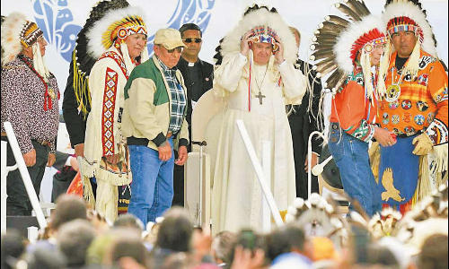 போப் ஆண்டவருக்கு கிரீடம் அணிவித்த பழங்குடி மக்கள்