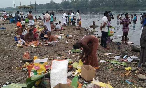ஆடி அமாவாசையை முன்னிட்டு முன்னோர்களுக்கு திதி கொடுக்க காவிரி கரையில் திரண்ட பக்தர்கள்