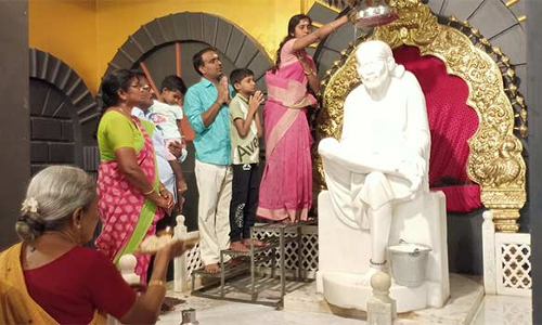 திண்டுக்கல்லில் சாய்பாபா கோவிலில் பாலாபிஷேகம் செய்த பக்தர்கள்