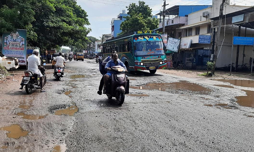 சேறும் சகதியுமாக மாறிய  பண்ருட்டி- சென்னை சாலை