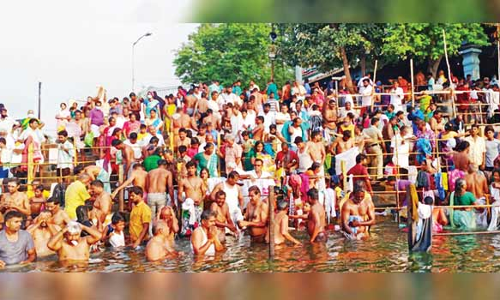 ஆடி அமாவாசை முன்னிட்டு  காவிரி கரையில் தர்ப்பணம் செய்து  புனித நீராடிய மக்கள்