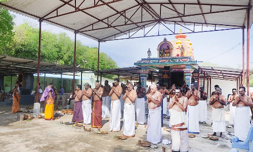 குறிச்சி காசி விஸ்வநாதர் கோவிலில் ஏராளமானோர் தர்ப்பணம்