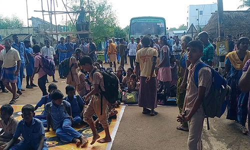 உளுந்தூர்பேட்டை அருகே அரசு பஸ்சை சிறைபிடித்து  மாணவர்கள் சாலை மறியல்