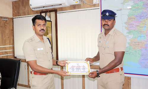 சிறந்த மீட்பாளருக்கான பதக்கம் வென்ற நாகை காவலருக்கு பாராட்டு