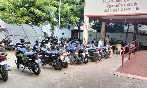 ஜெயங்கொண்டத்தில் உரிய ஆவணங்கள் இல்லாமல் சாலையில் சென்ற வாகனங்கள் பறிமுதல்