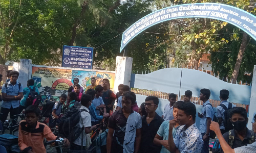 காத்திருந்த மாணவர்கள்