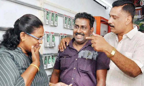 நர்சுக்காக எடுத்து வைத்த லாட்டரி சீட்டுக்கு ரூ.75 லட்சம் முதல் பரிசு- விற்பனையாளருக்கு குவியும் பாராட்டு