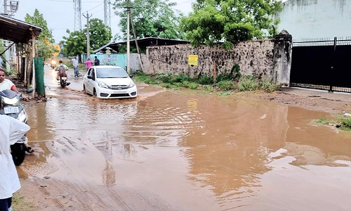 மேலப்பாளையம்- ரெட்டியார்பட்டி சாலையில் குளம்போல் தேங்கிய தண்ணீர்