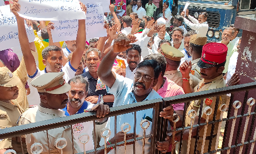 குடிமைப்பொருள் வழங்கல் துறை அலுவலகம் முற்றுகை