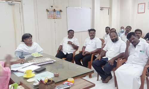 டாஸ்மாக் அதிகாரியை கண்டித்து தொழிலாளர்கள் திடீர் போராட்டம்