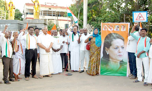 சோனியாகாந்திக்கு அமலாக்கத்துறை சம்மன் அனுப்பியதை கண்டித்து காங்கிரசார் ஆர்ப்பாட்டம்