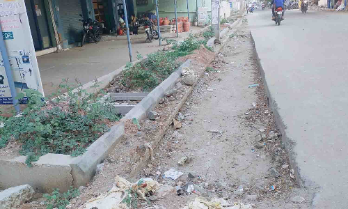 அங்கேரிபாளையத்தில் சாலைப்பணிகள் முடிவடையாததால் விபத்தில் சிக்கும் வாகன ஓட்டிகள்