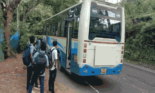 கூடலூரில் நடுவழியில் பழுதாகி நின்ற அரசு பஸ்