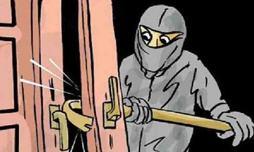 வெள்ளகோவிலில் 2 இடங்களில் வீட்டின் பூட்டை உடைத்து நகை- பணம்  திருட்டு