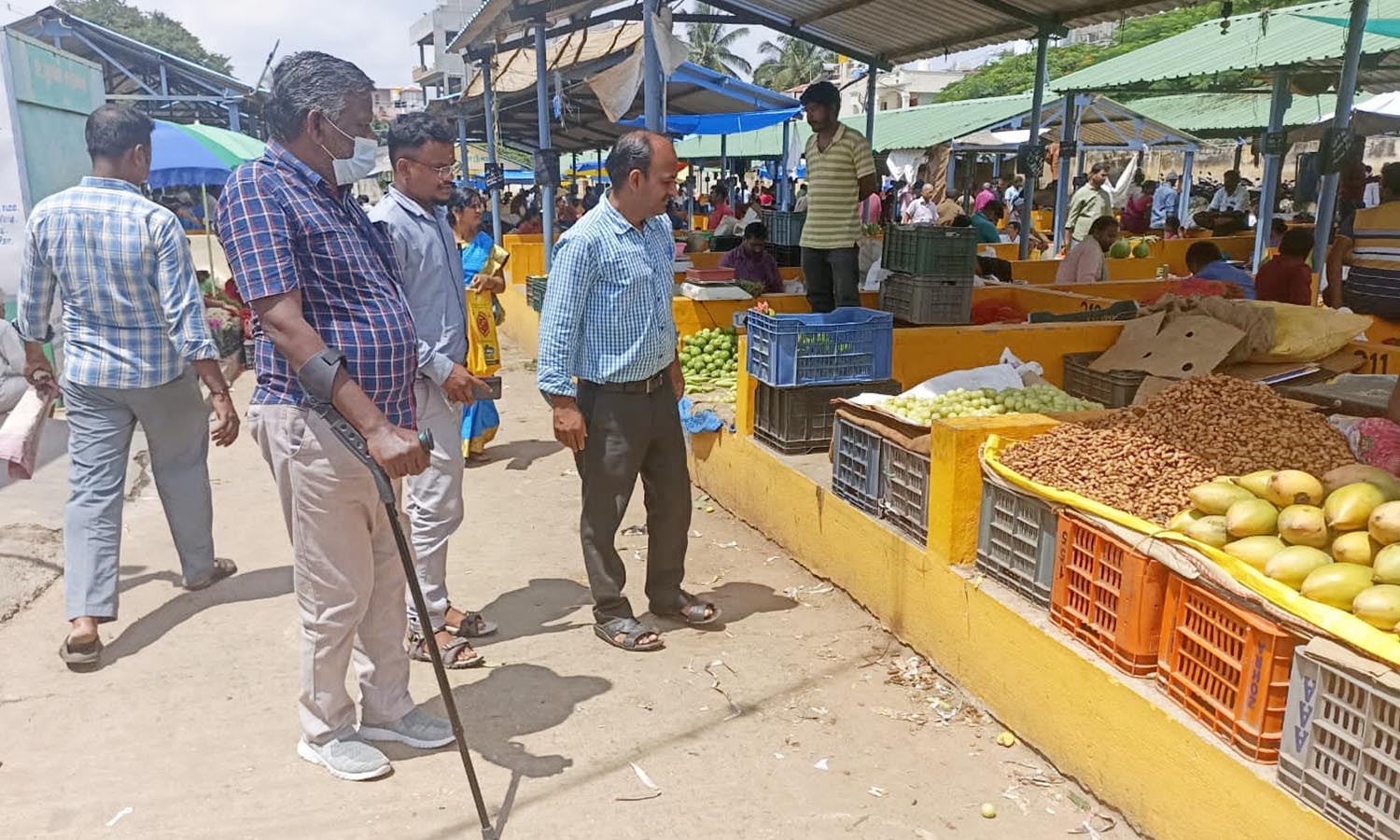 ஓசூர் உழவர்சந்தையில் காய்கறிகள், பழவகைகளின் தரம் குறித்து ஆய்வு ஓசூர் உழவர்சந்தையில் காய்கறிகள், பழவகைகளின் தரம் குறித்து ஆய்வு