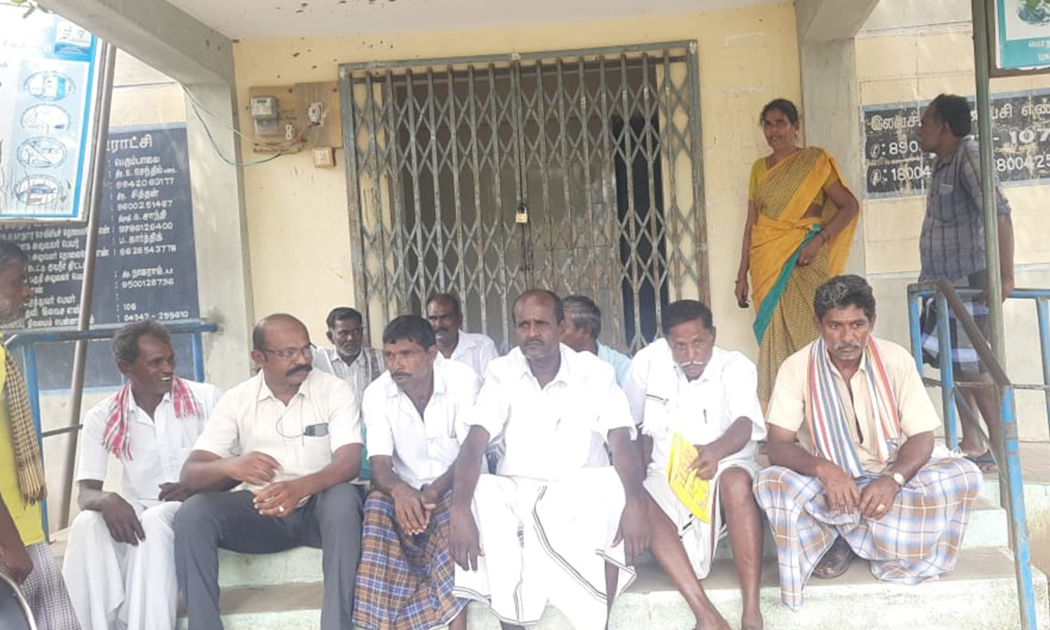 முறைகேடுகளை கண்டித்து பெரும்பாலை பஞ்சாயத்து அலுவலகத்துக்கு பூட்டு போட்டு போராட்டம் முறைகேடுகளை கண்டித்து பெரும்பாலை பஞ்சாயத்து அலுவலகத்துக்கு பூட்டு போட்டு போராட்டம்