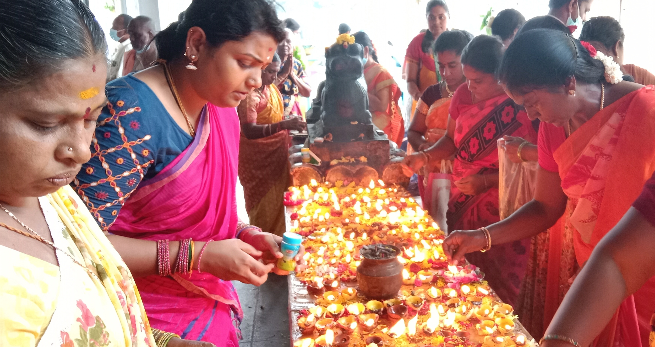 அம்மன் கோவில்களில் பெண்கள் விளக்கேற்றி வழிபாடு அம்மன் கோவில்களில் பெண்கள் விளக்கேற்றி வழிபாடு