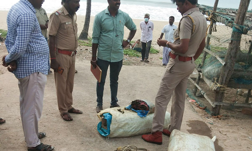 கடலூர் அருகே பரபரப்பு: கடலில் மிதந்து  வந்த  கஞ்சா மூட்டைகள்