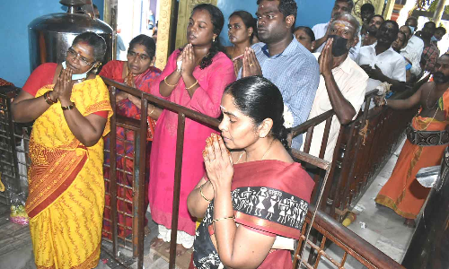 அம்மன் கோவில்களில் குவிந்த பக்தர்கள் கூட்டம்