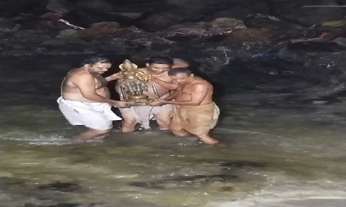 பகவதி அம்மனுக்கு நள்ளிரவில் ஆராட்டு